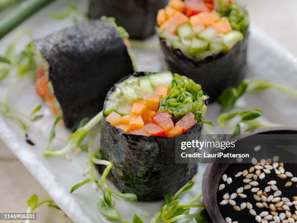rouleaux de salade d’algues - nori photos et images de collection