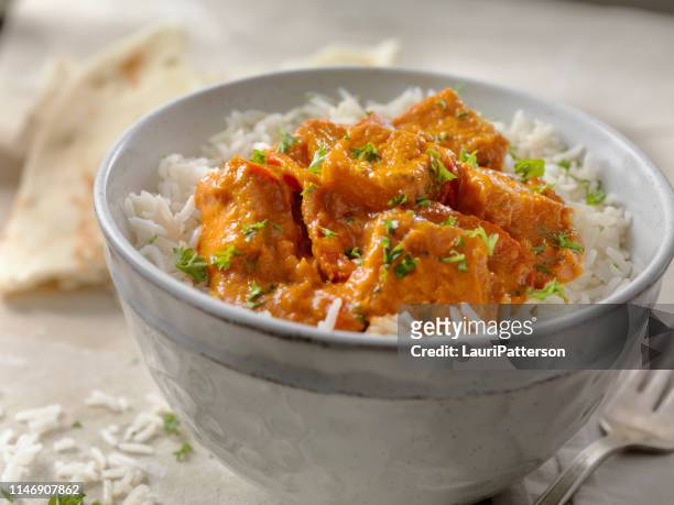 tofu curry met rijst en gebakken brood - rice bowl stockfoto's en -beelden
