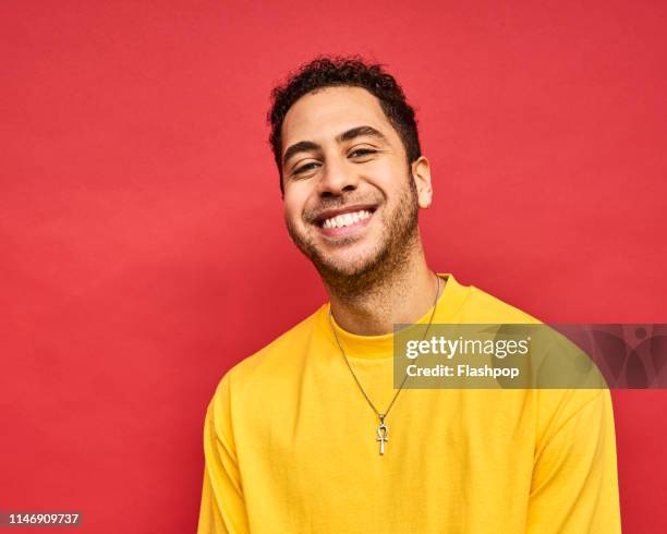 colourful studio portrait of a young man - fond coloré photos et images de collection