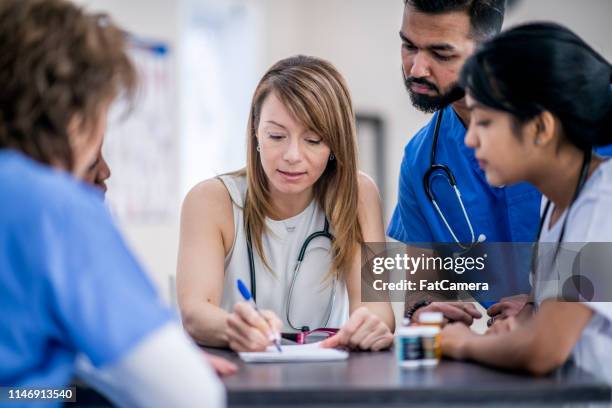 la reunión del doctor - competición por equipos fotografías e imágenes de stock