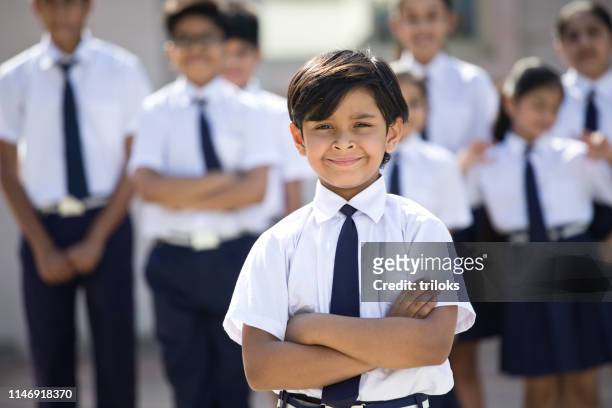 ritratto di ragazzo fiducioso in uniforme scolastica - boy indian foto e immagini stock