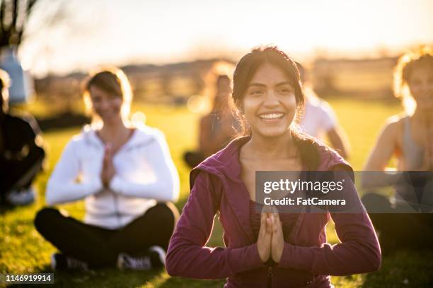 yoga en el parque - meditation outdoors fotografías e imágenes de stock