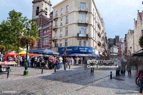 mensen bij restaurant mer du nord in brussel - brussels square stockfoto's en -beelden