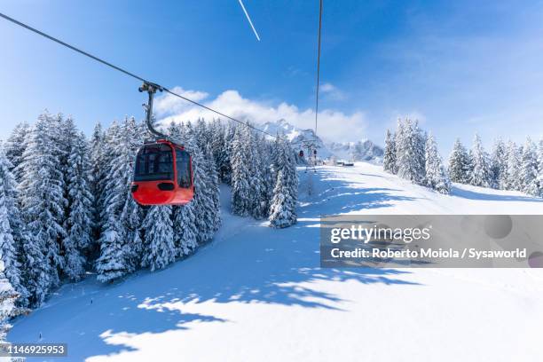 cableway going up to mount pilatus, switzerland - seilbahn stock-fotos und bilder