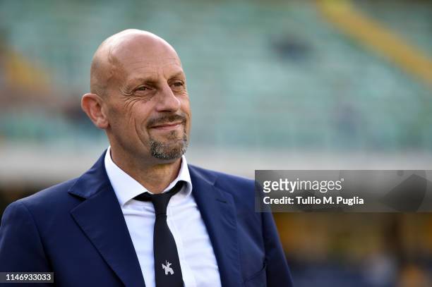 Head coach Domenico Di Carlo of Chievo Verona looks on during the Serie A match between Chievo Verona and SPAL at Stadio Marc'Antonio Bentegodi on...