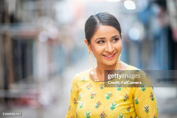 beautiful indian woman - sari imagens e fotografias de stock