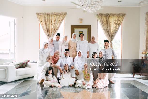 malaysische familie feiert hari raya eid mubarak zu hause - hari raya celebration stock-fotos und bilder