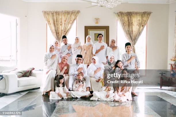 maleisische familie viert hari raya eid mubarak thuis - eid mubarak stockfoto's en -beelden