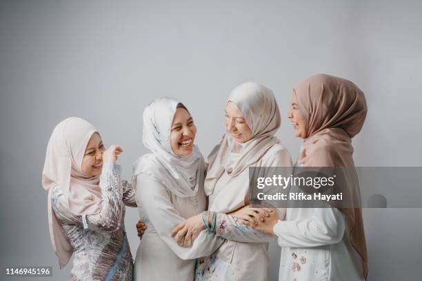 retrato de irmãos das mulheres novas para hari raya aidilfitri (al-fitr de eid) - beautiful ramadan - fotografias e filmes do acervo