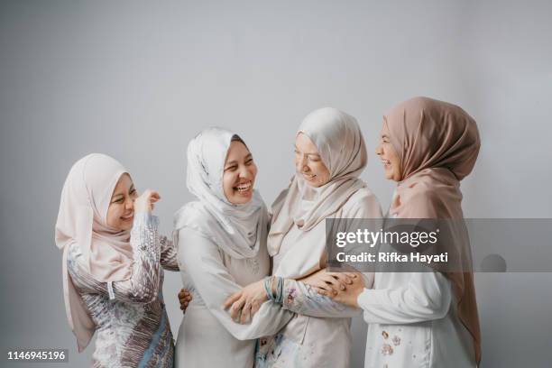 hari raya aidilfitri (開齋節) 年輕女性兄弟姐妹肖像 - veil 個照片及圖片檔