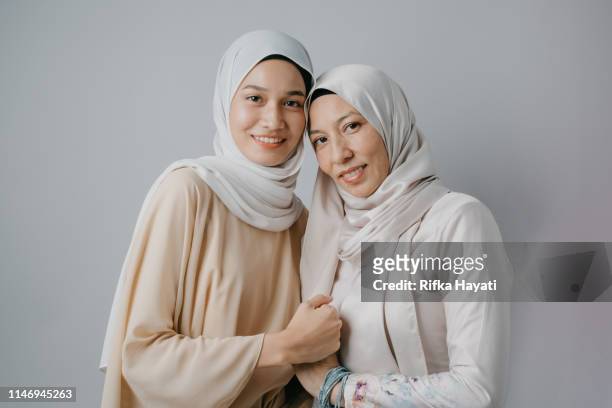 retrato de madre e hija de eid mubarak - velo fotografías e imágenes de stock