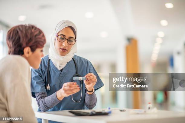 arzt trifft sich mit diabetischer patientin - arab doctor patient stock-fotos und bilder