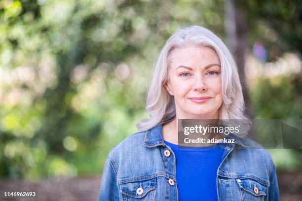 hochrangige kaukasische frau mit weißem haar porträt - würdigung stock-fotos und bilder