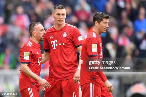 Franck Ribery , Niklas Suele and Robert Lewandowski of Bayern Munich look on during the Bundesliga match between FC Bayern Muenchen and Hannover 96...