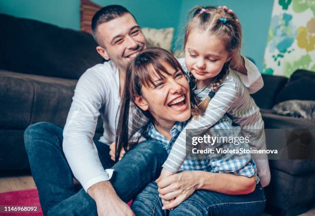 愉快的年輕家庭在家 - 一家人在家 個照片及圖片檔