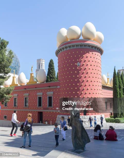 teatro y museo dalí, figueras, españa - salvador dali fotografías e imágenes de stock