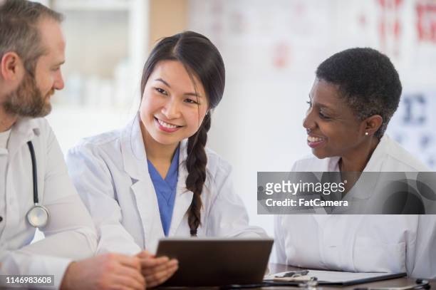 doctors having a discussion - resident stock pictures, royalty-free photos & images