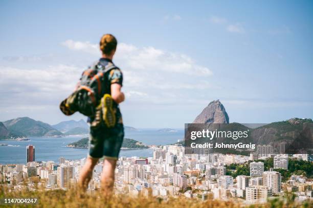 jonge mannelijke reiziger op zoek in rio de janeiro - sabbatical stockfoto's en -beelden