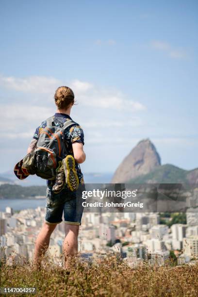 estudante do ano da abertura que olha sobre rio de janeio - turista - fotografias e filmes do acervo