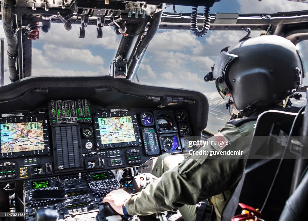 Hélicoptère d’équitation de pilote d’hélicoptère d’armée
