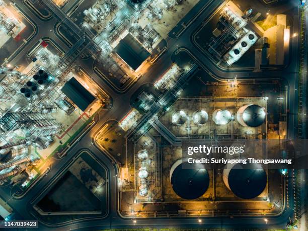 aerial top view oil refinery at night for energy industry or transportation background. - petroquimica imagens e fotografias de stock