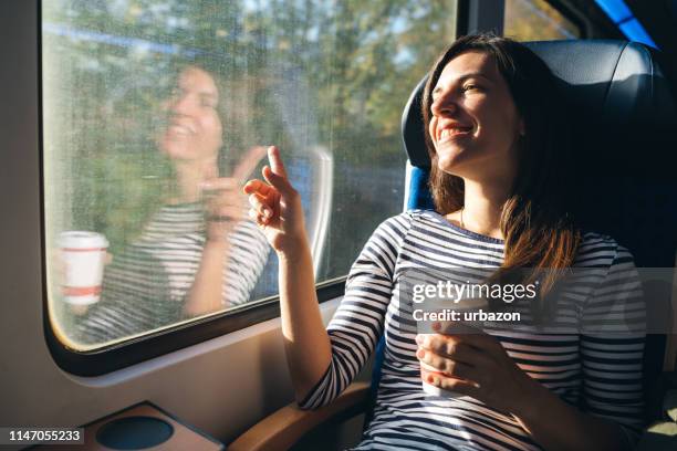 blick durch fenster auf eine zugfahrt - busfahrt stock-fotos und bilder