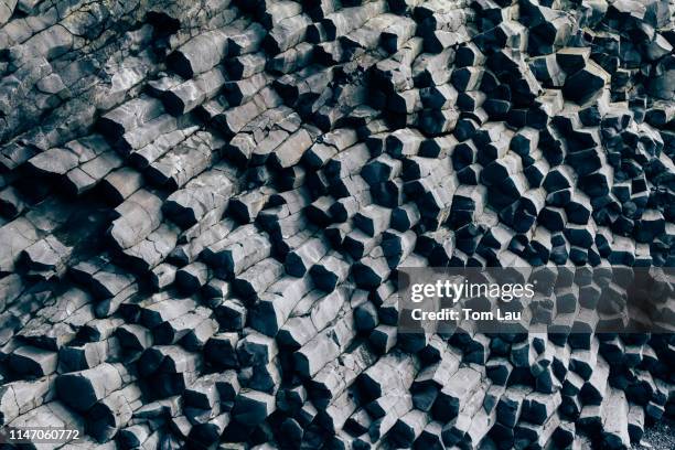 basalt columns of reynisfjell mountain, at reynisfjara black sand beach, iceland - columna de basalto fotografías e imágenes de stock