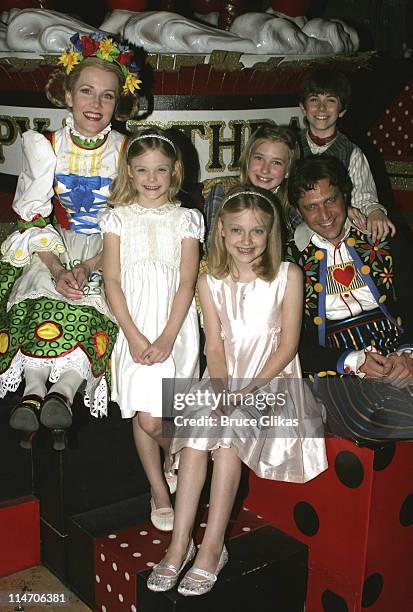 Erin Dilly, Elle Fanning, Ellen Marlow, Dakota Fanning, Henry Hodges and Raul Esparza