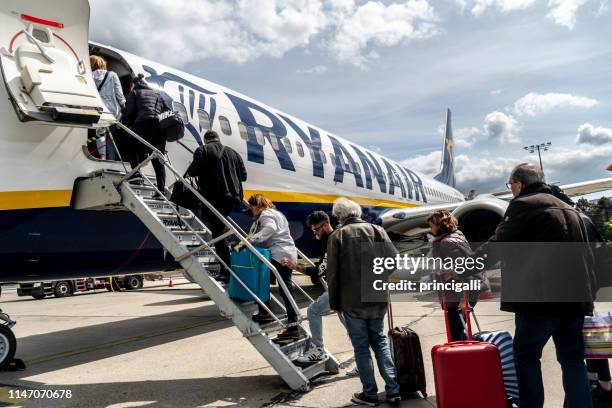 passengers embarking ryanair flight in schoenefeld airport, berlin, germany - ryanair imagens e fotografias de stock