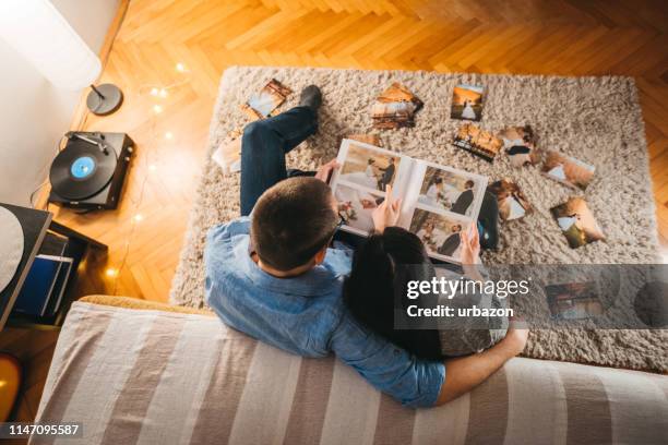 titta på bröllops foton - wedding photos bildbanksfoton och bilder