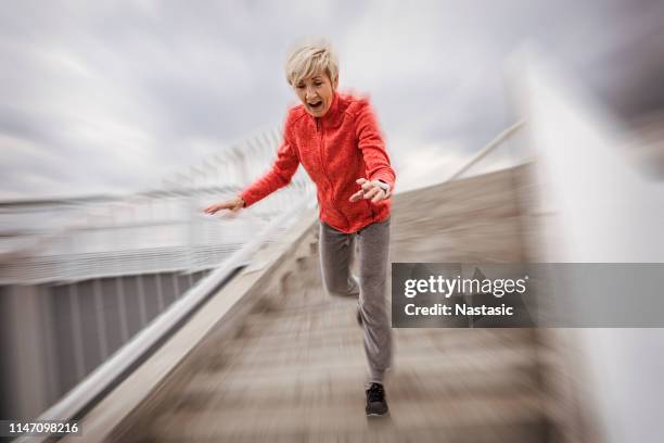 seniorin fällt steintreppe im freien - hinfallen stock-fotos und bilder