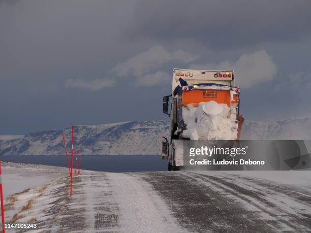 在一輛雪犁卡車的後面 - road salt 個照片及圖片檔