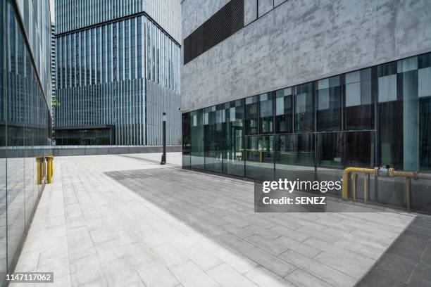 empty square by modern architectures - view of city square in shanghai china stock-fotos und bilder