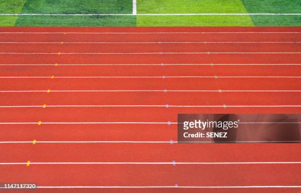 running track - track and field stadium stockfoto's en -beelden