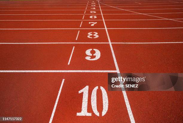 numbers on running track - estadio de atletismo fotografías e imágenes de stock