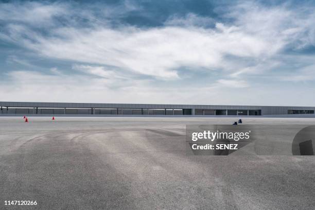 empty parking lot - motor racing track stock pictures, royalty-free photos & images