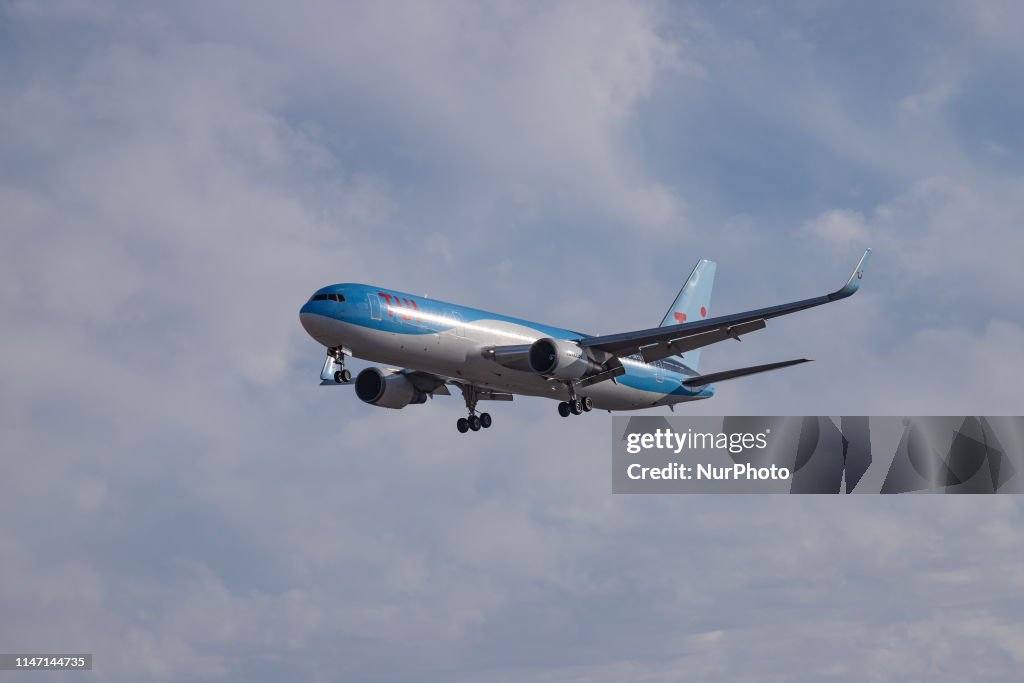 TUI Boeing 767 Landing