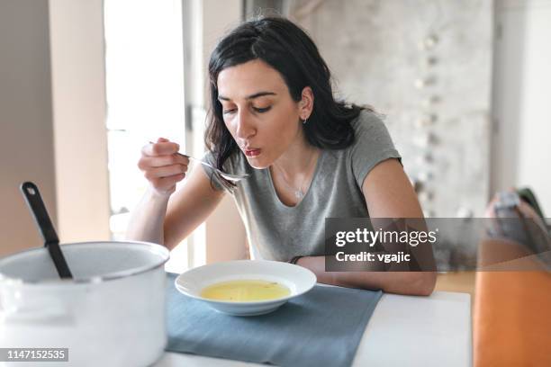 jonge vrouw ziek thuis - soep stockfoto's en -beelden