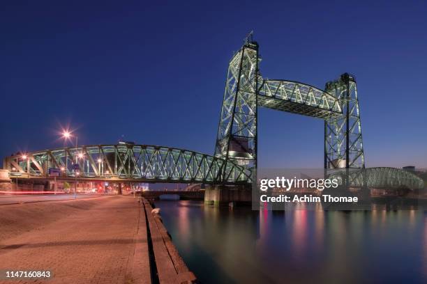 rotterdam skyline and koningshaven bridge, netherlands, europe - railway bridge foto e immagini stock