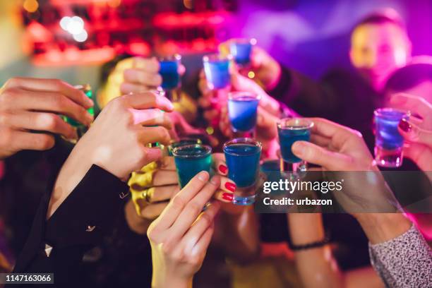 un brindis de tirador - clubs fotografías e imágenes de stock