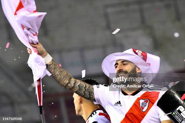 Javier Pinola of River Plate celebrates winning the CONMEBOL Recopa Sudamericana 2019 against Athletico Paranaense at Estadio Monumental Antonio...