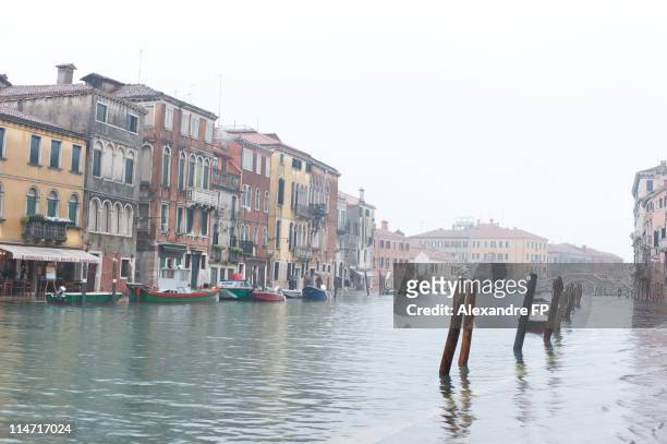 venice flood in cannaregio sestiere - venice flood 個照片及圖片檔