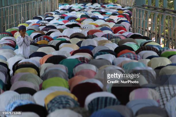 Boy stands among Muslims devotee are offering prayers on the skywalk in Mumbai, India on 31 May 2019. Muslims around the world abstain from eating,...
