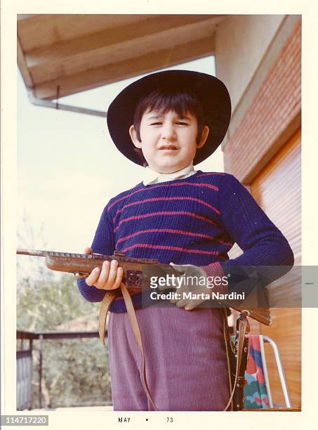 kid in the 60's-italy - arma de brinquedo imagens e fotografias de stock