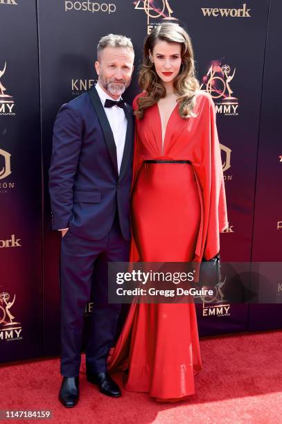 Breckin Meyer and Linsey Godfrey attend the 46th annual Daytime Emmy Awards at Pasadena Civic Center on May 05, 2019 in Pasadena, California.