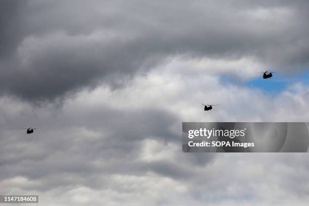 Three US Army Chinooks seen flying over to north London in preparation for the US President Trump's visit to London. The US military units which will...