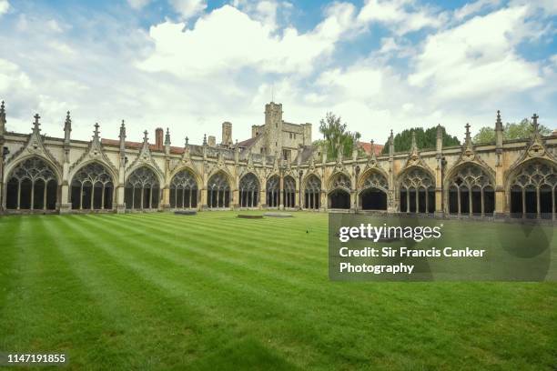 majestic gothic cloister of canterbury cathedral in canterbury, kent, england, uk, a unesco heritage site - kathedraal van canterbury stockfoto's en -beelden