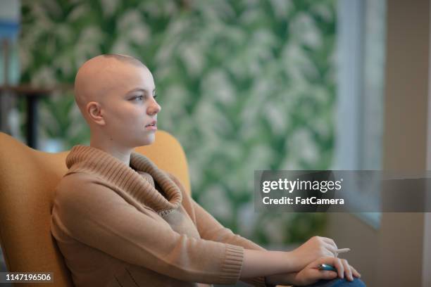 Cancer Girl Smoking Marijuana, Foto de stock