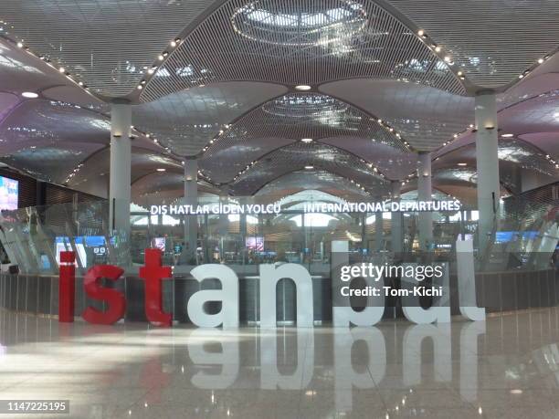 neues flughafen-terminal istanbul - contemporary istanbul stock-fotos und bilder