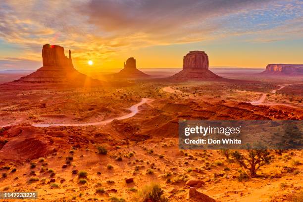 monument valley en arizona - monument valley fotografías e imágenes de stock